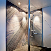Dusche in Azul Imperial Großformat spiegelbild
