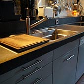 Küchenarbeitsplatte in Nero Assoluto Classic Oberfläche antik 