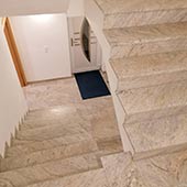 Treppe in Granit Ciello Ivory Oberfläche satiniert